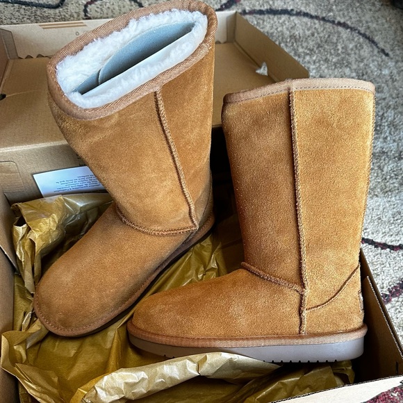 Koolaburra by Ugg boots for kids. Size 13. Brand new in Box.